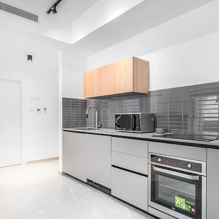 Stunning 1 Bdr With Balcony On Sheinkin St Appartement Tel Aviv Buitenkant foto